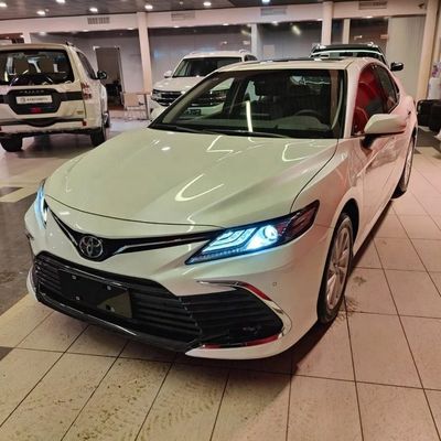 Καλή τιμή. 2024 Toyota Camry 2.5Q Twin Engine 2.5HQ Flagship Υβριδικό Βενζινοκίνητο αυτοκίνητο GAC 2WD με χειροκίνητη ρύθμιση πίσω καθρέφτη σε απευθείας σύνδεση